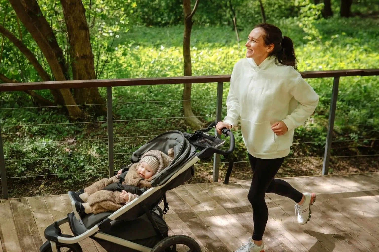 Laufen mit dem Kinderwagen: Physiotherapeutische Tipps für eine gesunde Biomechanik