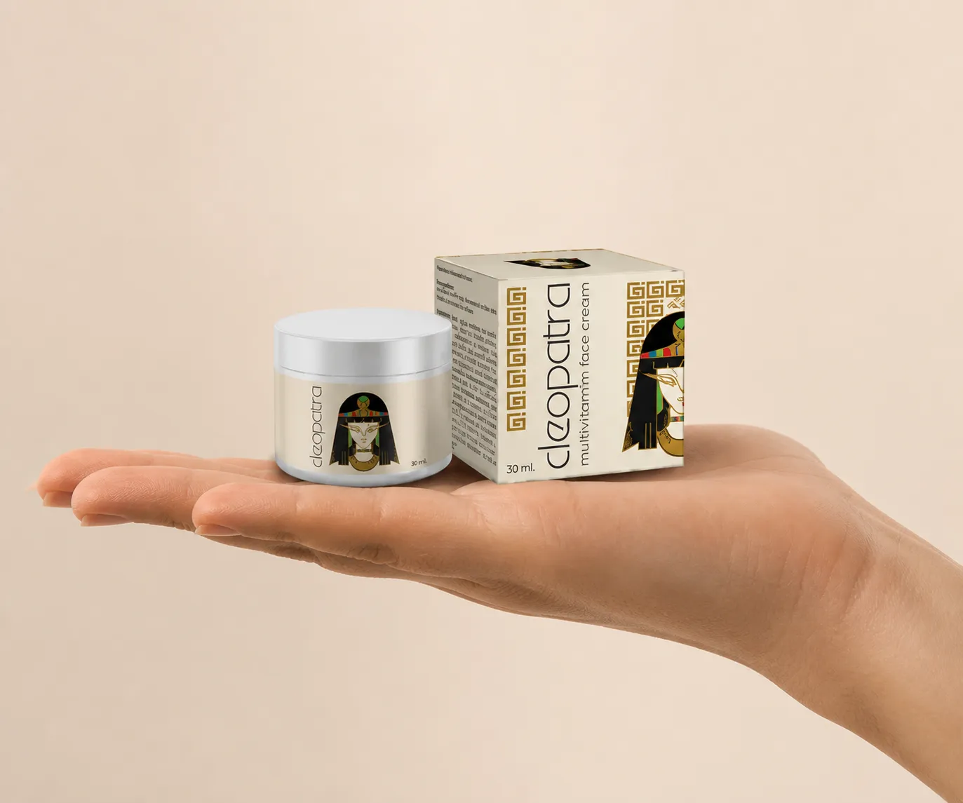 Cleopatra cream — Verpackung in der Hand
